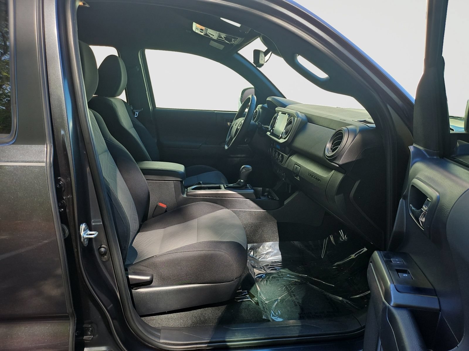 Used 2023 Toyota Tacoma TRD Off-Road w/ Technology Package AWD/4WD image 17
