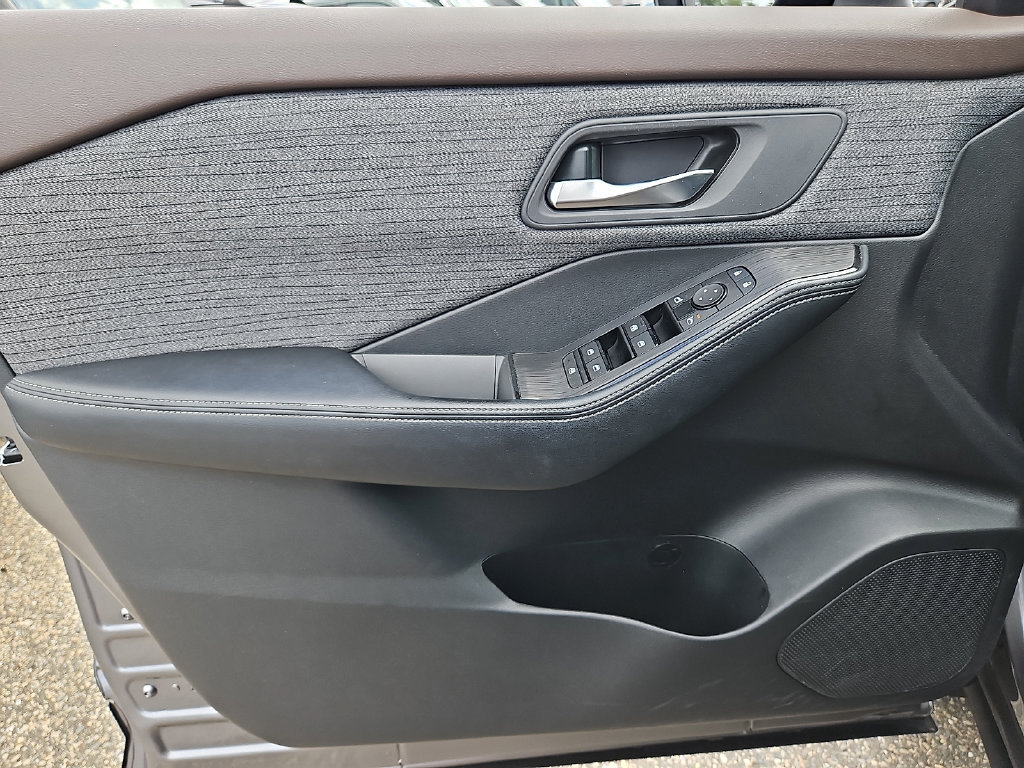 Certified 2023 Nissan Rogue SV AWD/4WD image 14
