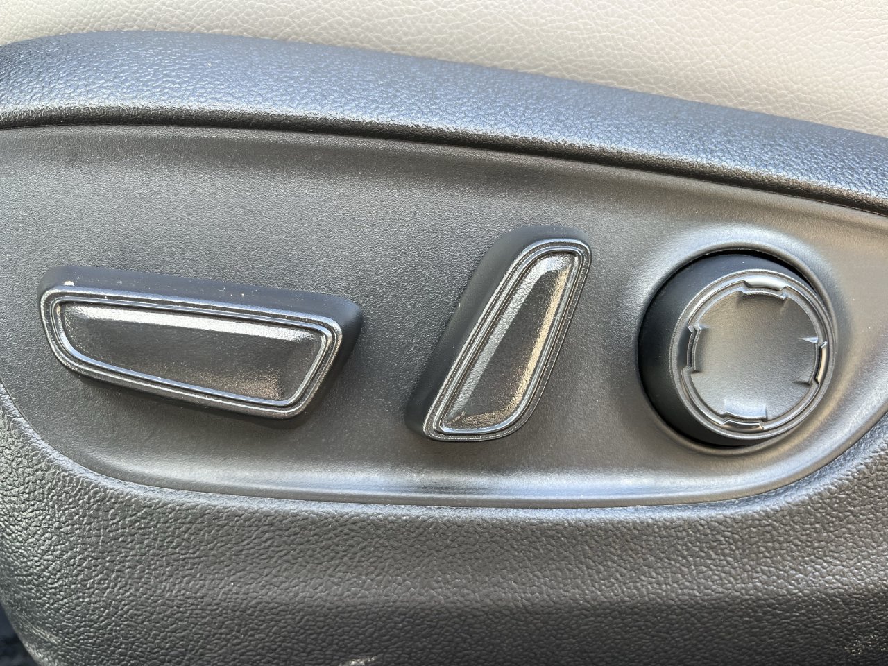 Used 2025 Toyota Sienna XLE FWD image 24