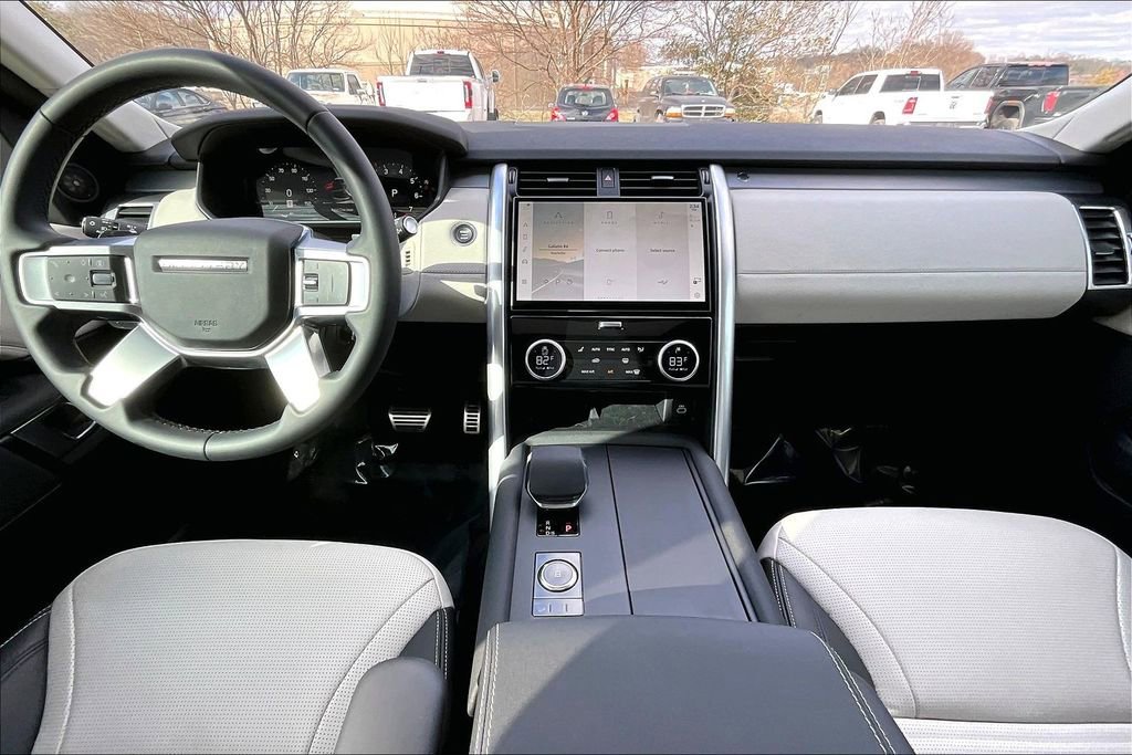 Used 2025 Land Rover Discovery Dynamic SE AWD/4WD image 9