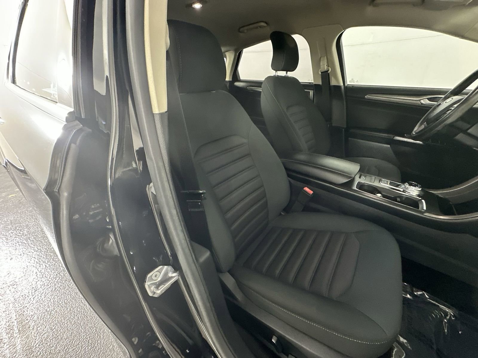 Used 2017 Ford Fusion SE w/ Fusion SE Technology Package image 27