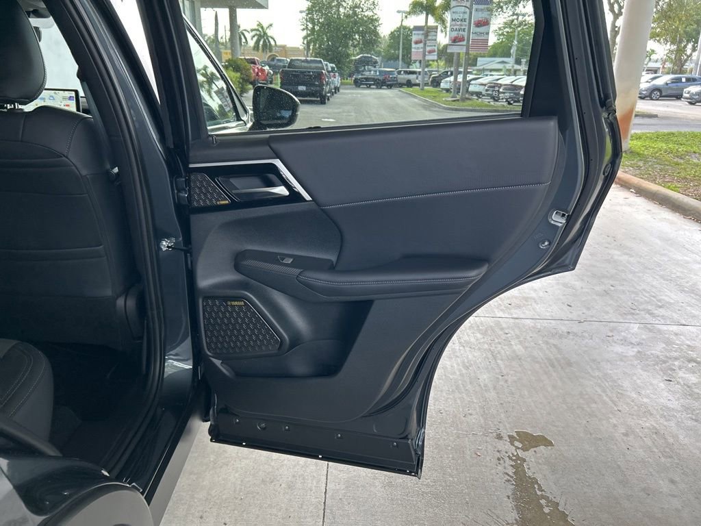 New 2025 Mitsubishi Outlander SE image 30