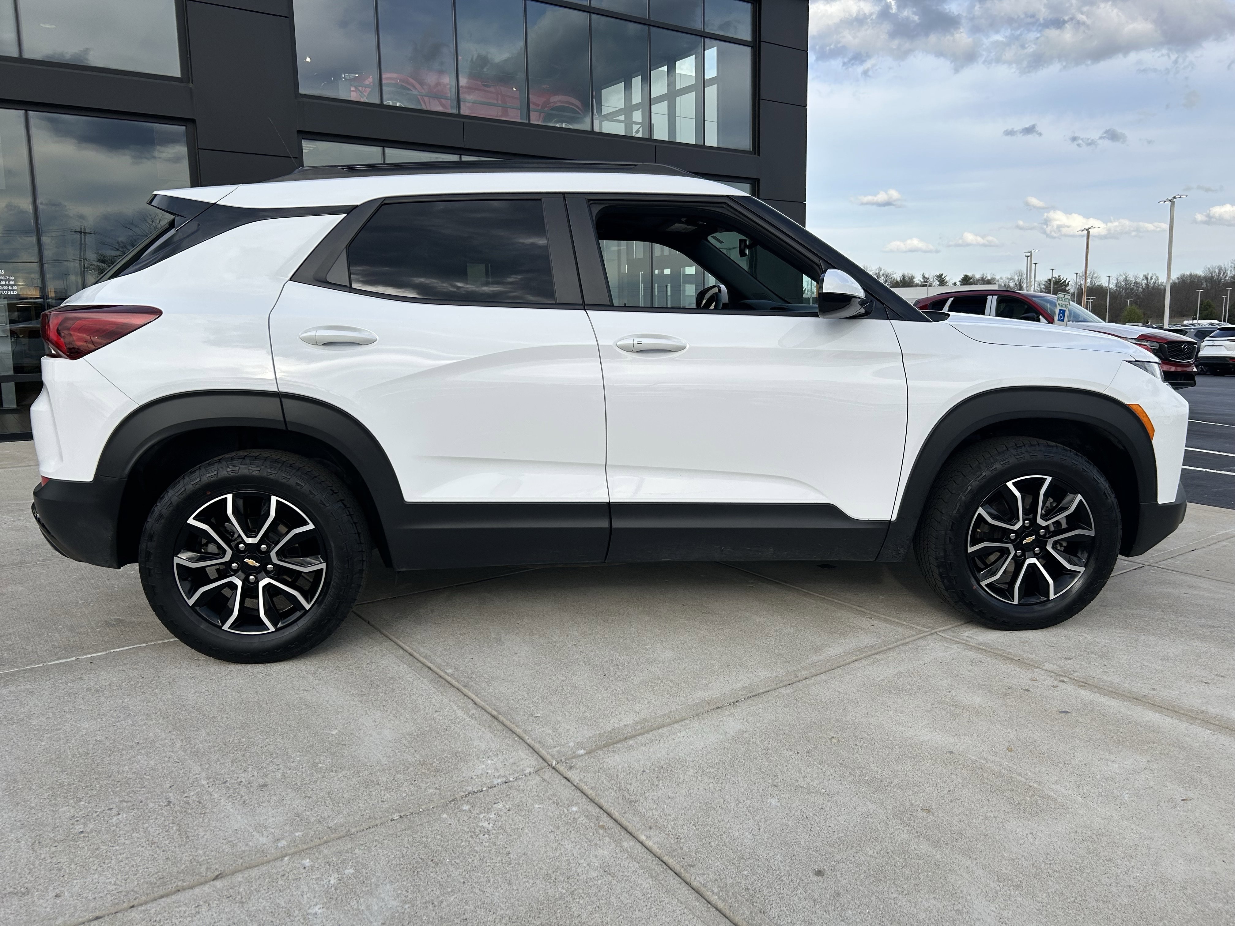 Used 2023 Chevrolet TrailBlazer ACTIV w/ Sun and Liftgate Package image 8