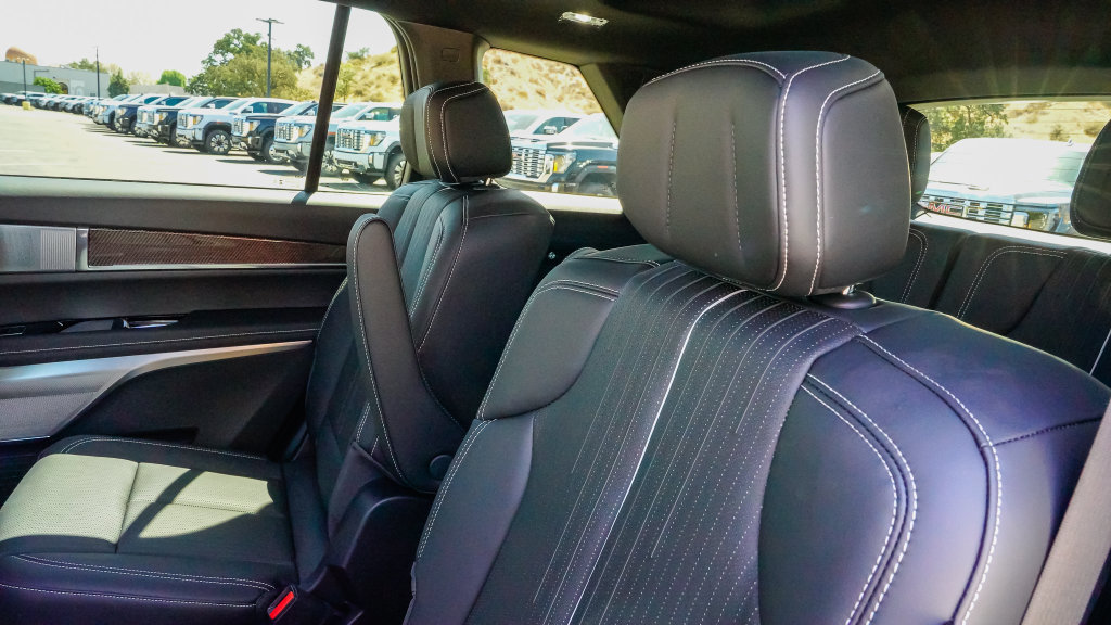 Used 2027 Cadillac Vistiq Sport w/ LPO, Floor Liner Package AWD/4WD image 10