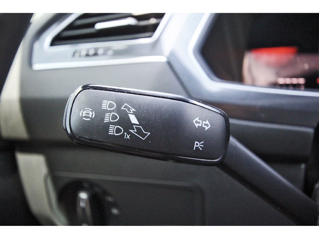 Used 2023 Volkswagen Tiguan SE R-Line FWD image 19
