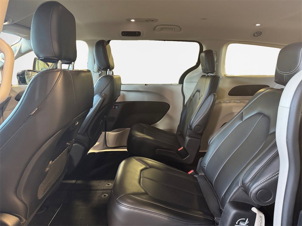 Used 2024 Chrysler Pacifica Touring-L image 24