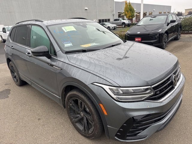 Used 2024 Volkswagen Tiguan SE R-Line image 4