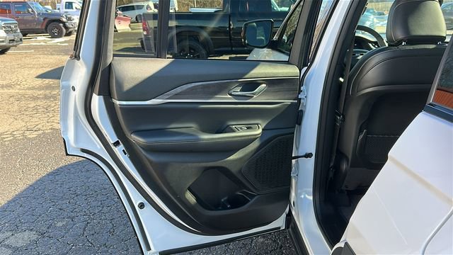 Used 2024 Jeep Grand Cherokee Limited image 22