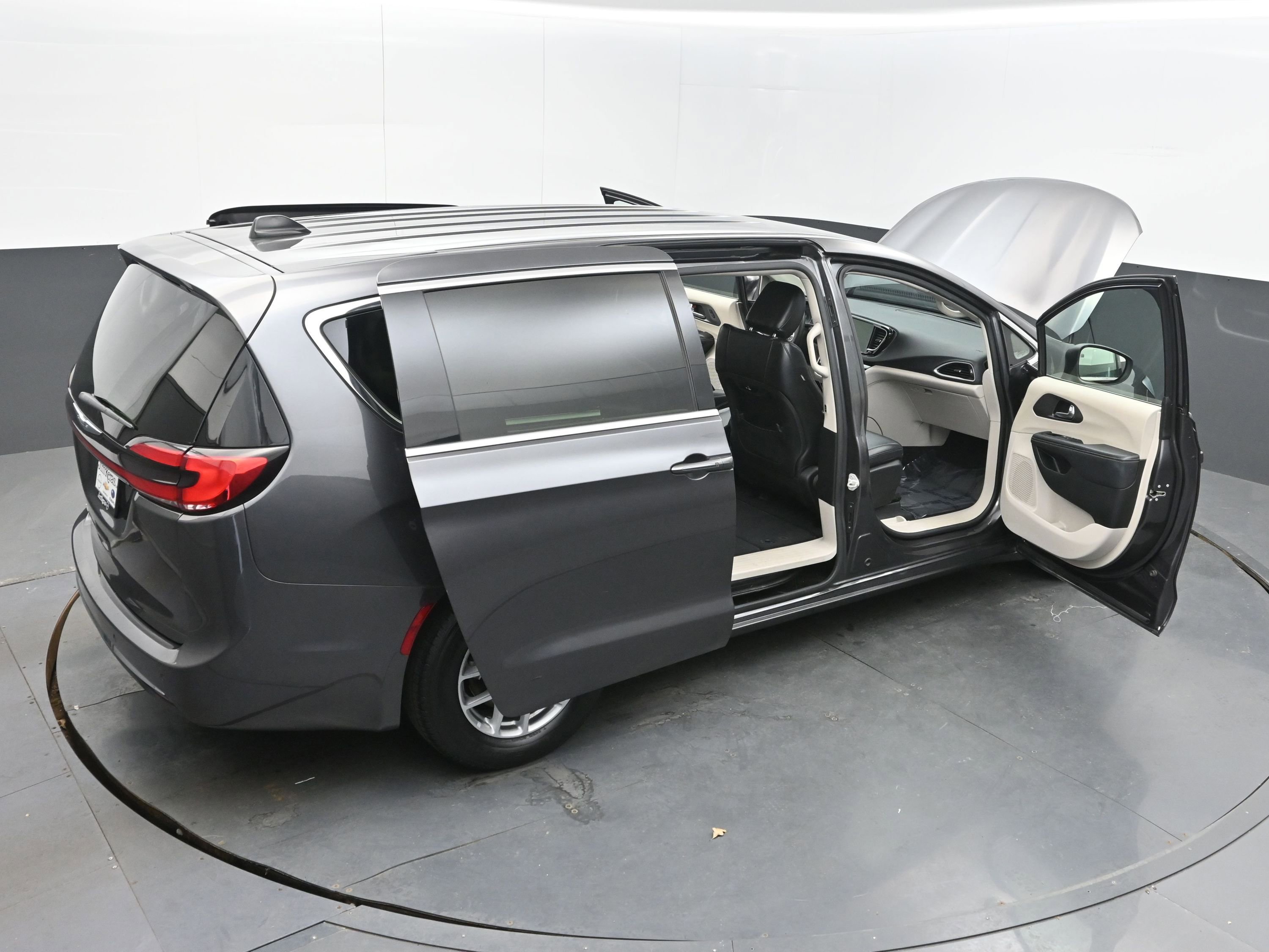 Used 2023 Chrysler Pacifica Touring-L image 46