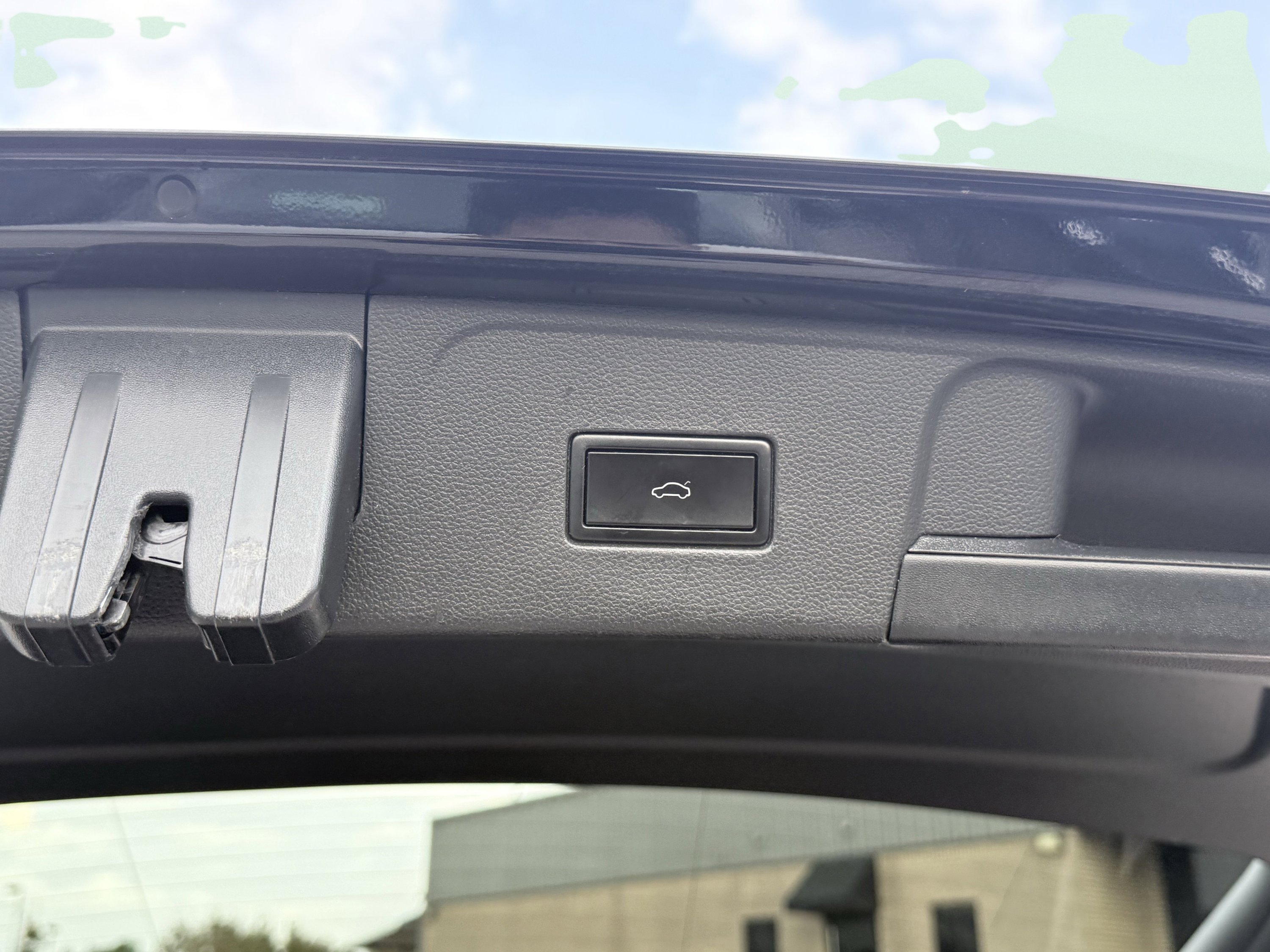 Used 2018 Volkswagen Atlas SEL Premium image 17