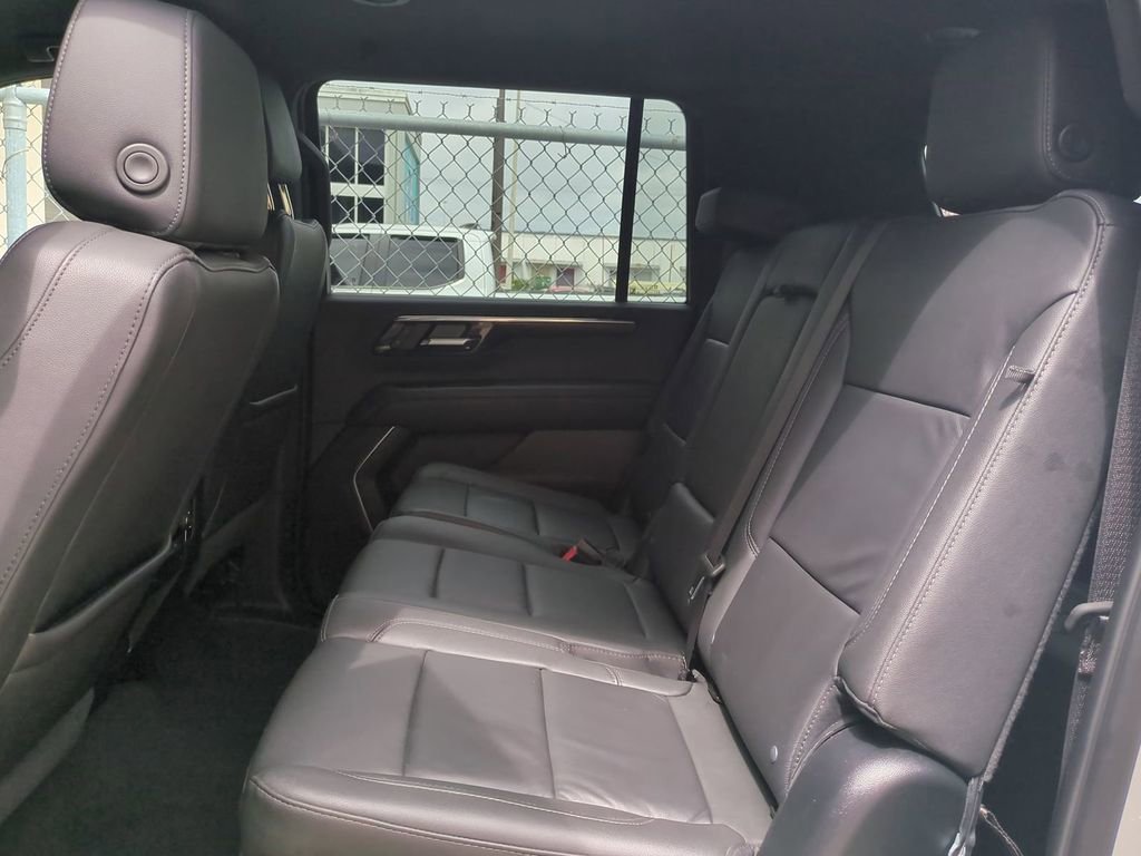 Used 2025 Chevrolet Suburban Z71 AWD/4WD image 17