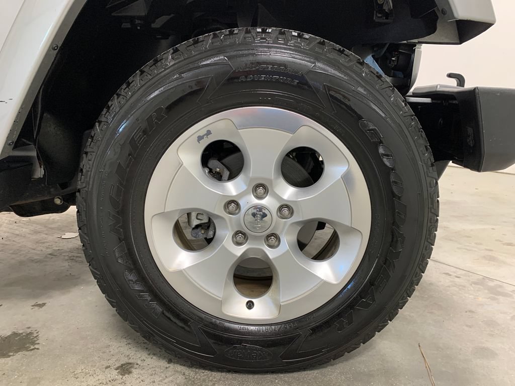 Used 2015 Jeep Wrangler Unlimited Sahara w/ Connectivity Group AWD/4WD image 13