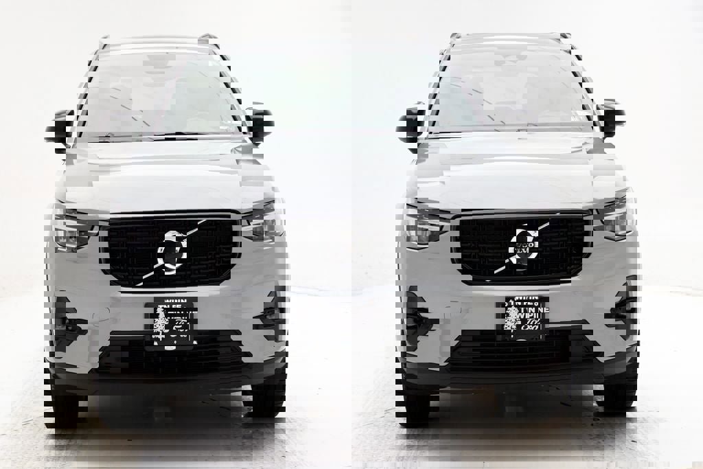 Used 2025 Volvo XC40 B5 Plus image 4