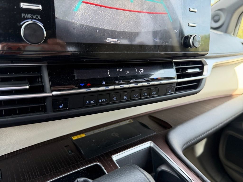 Used 2023 Toyota Sienna XLE w/ XLE Plus Package FWD image 17