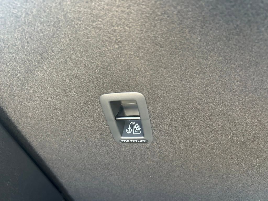 Certified 2025 Volkswagen Tiguan SE R-Line image 45