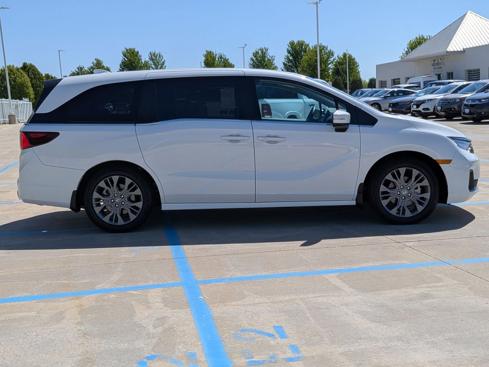 Certified 2025 Honda Odyssey Touring image 5