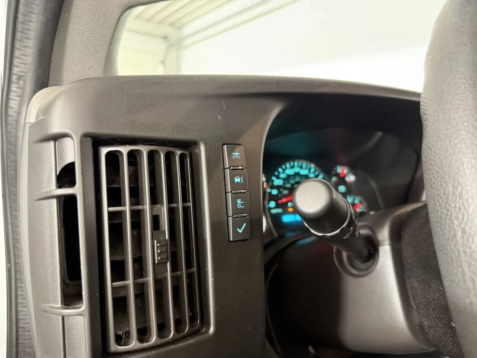 Used 2018 Chevrolet Express 2500 RWD image 14