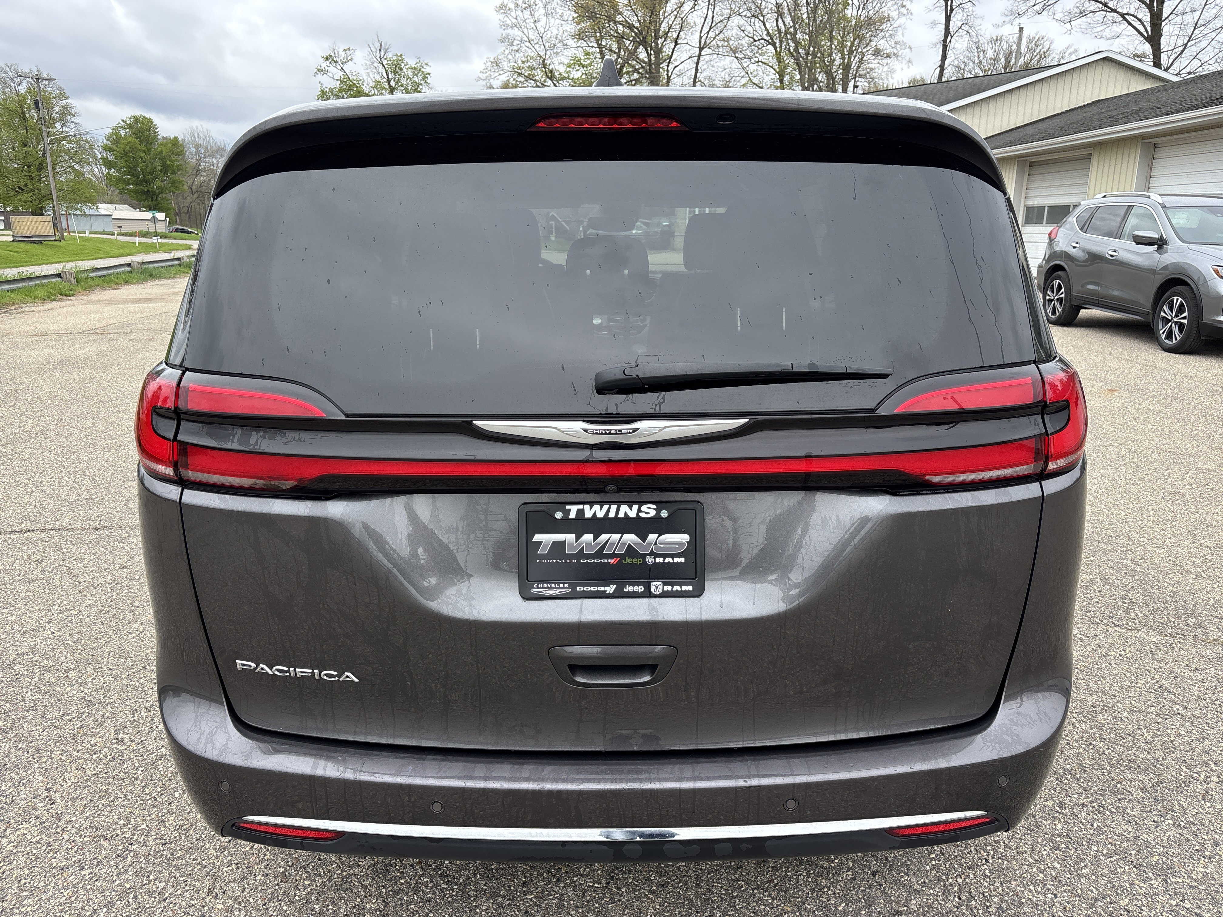 Used 2023 Chrysler Pacifica Touring-L FWD image 3