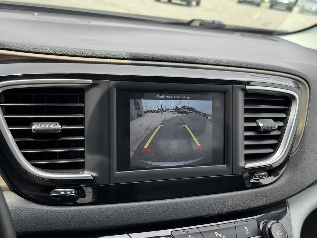 Used 2018 Chrysler Pacifica Touring-L FWD image 21