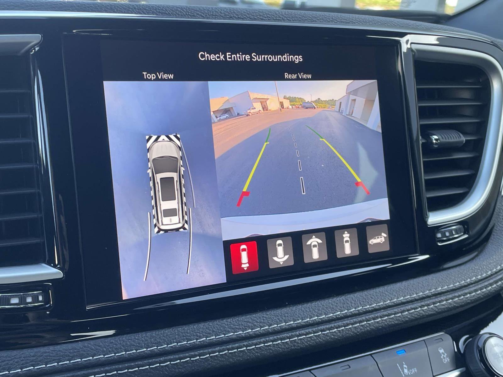 Certified 2024 Chrysler Pacifica Limited image 4