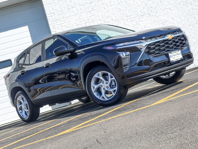 New 2026 Chevrolet Trax LS w/ LS Convenience Package FWD image 3
