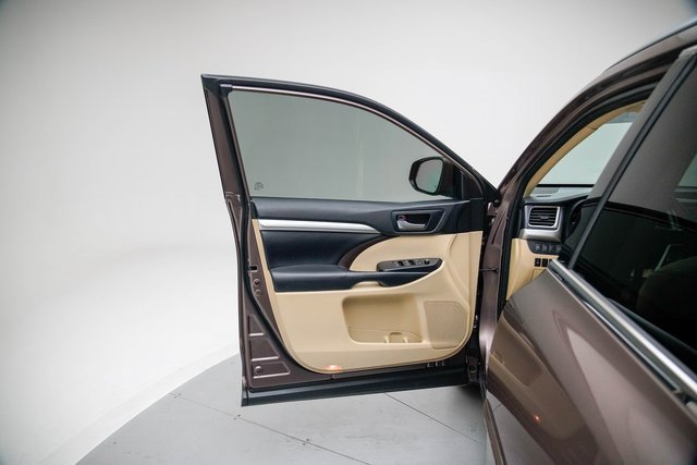 Used 2018 Toyota Highlander XLE image 14