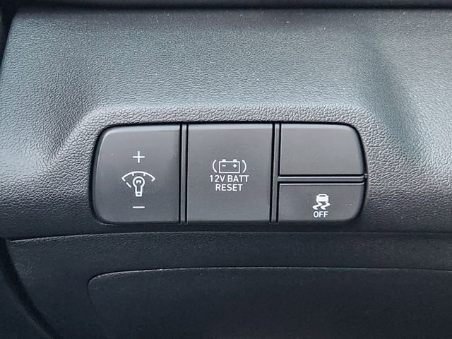 Certified 2025 Hyundai Elantra SEL image 17