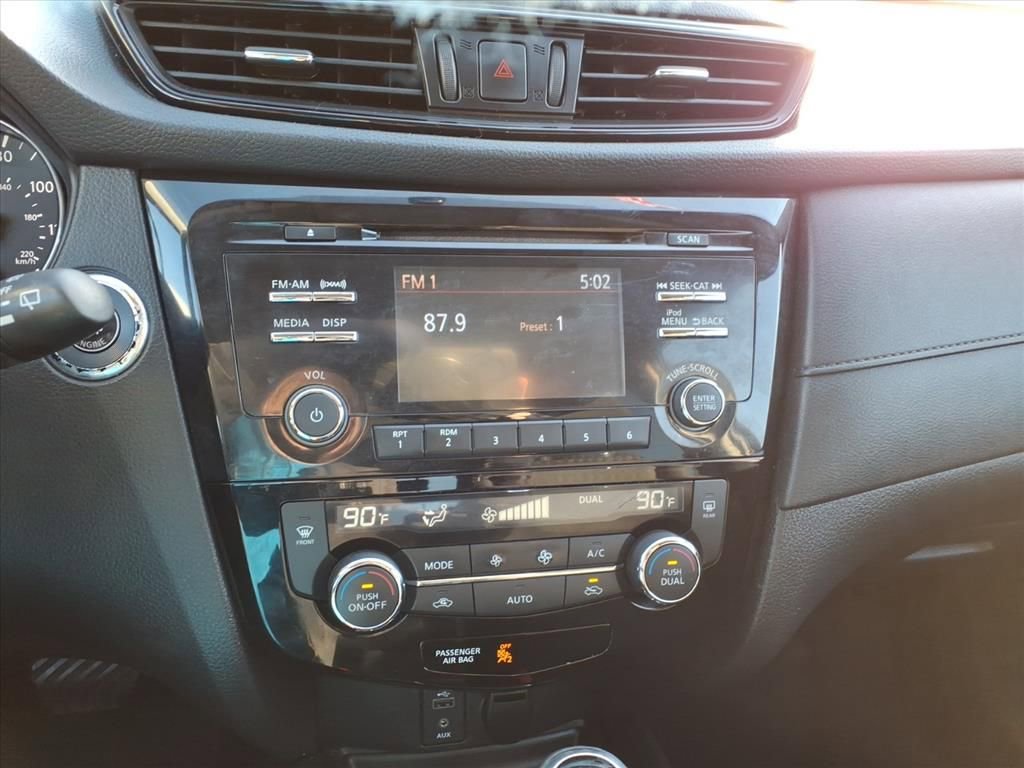 Used 2017 Nissan Rogue SV AWD/4WD image 17