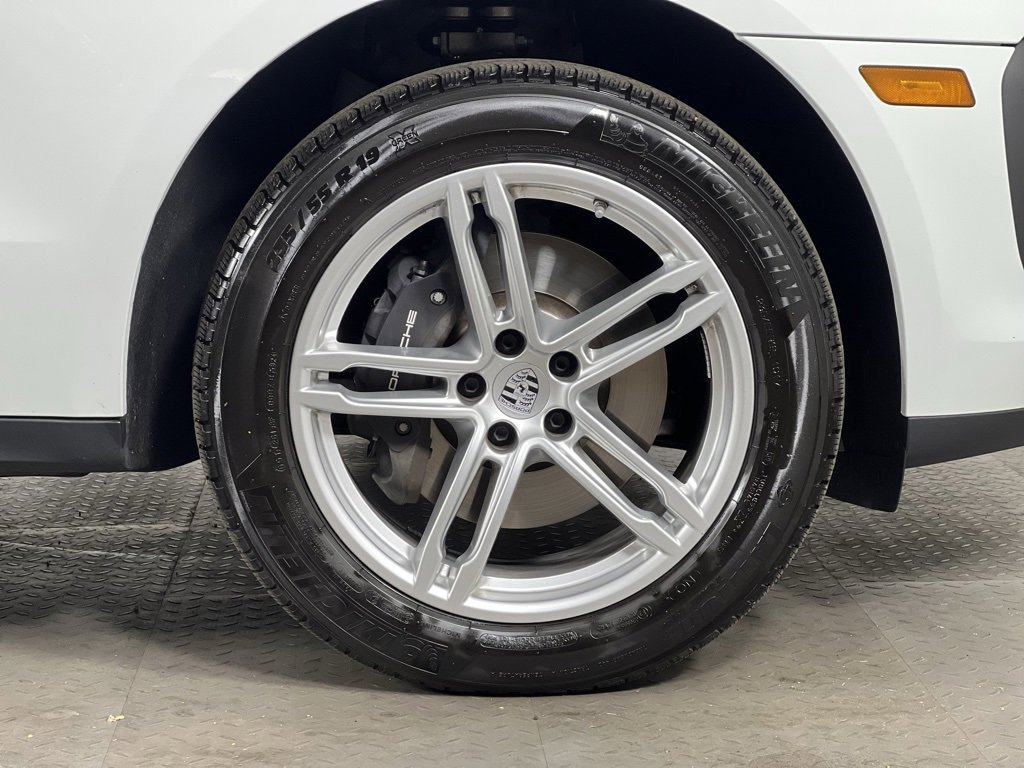 Certified 2025 Porsche Macan image 13