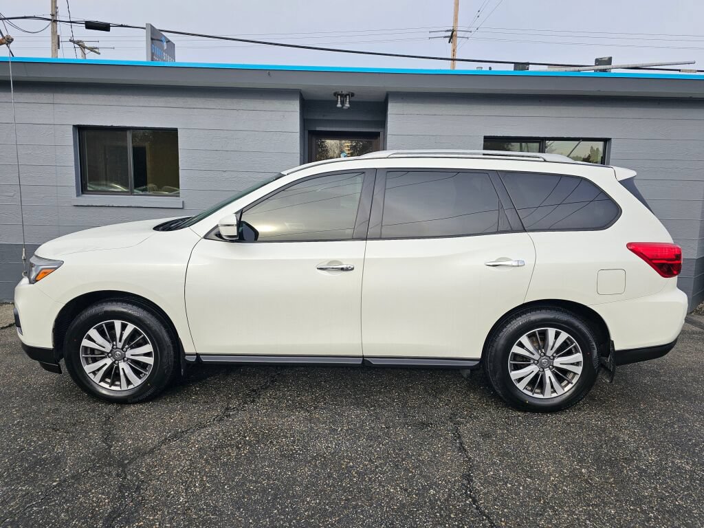 Used 2018 Nissan Pathfinder SV image 2
