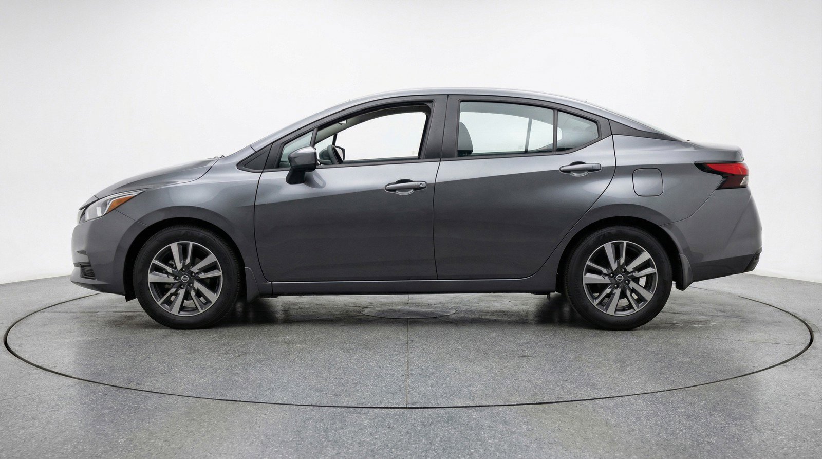 Used 2025 Nissan Versa SV image 5