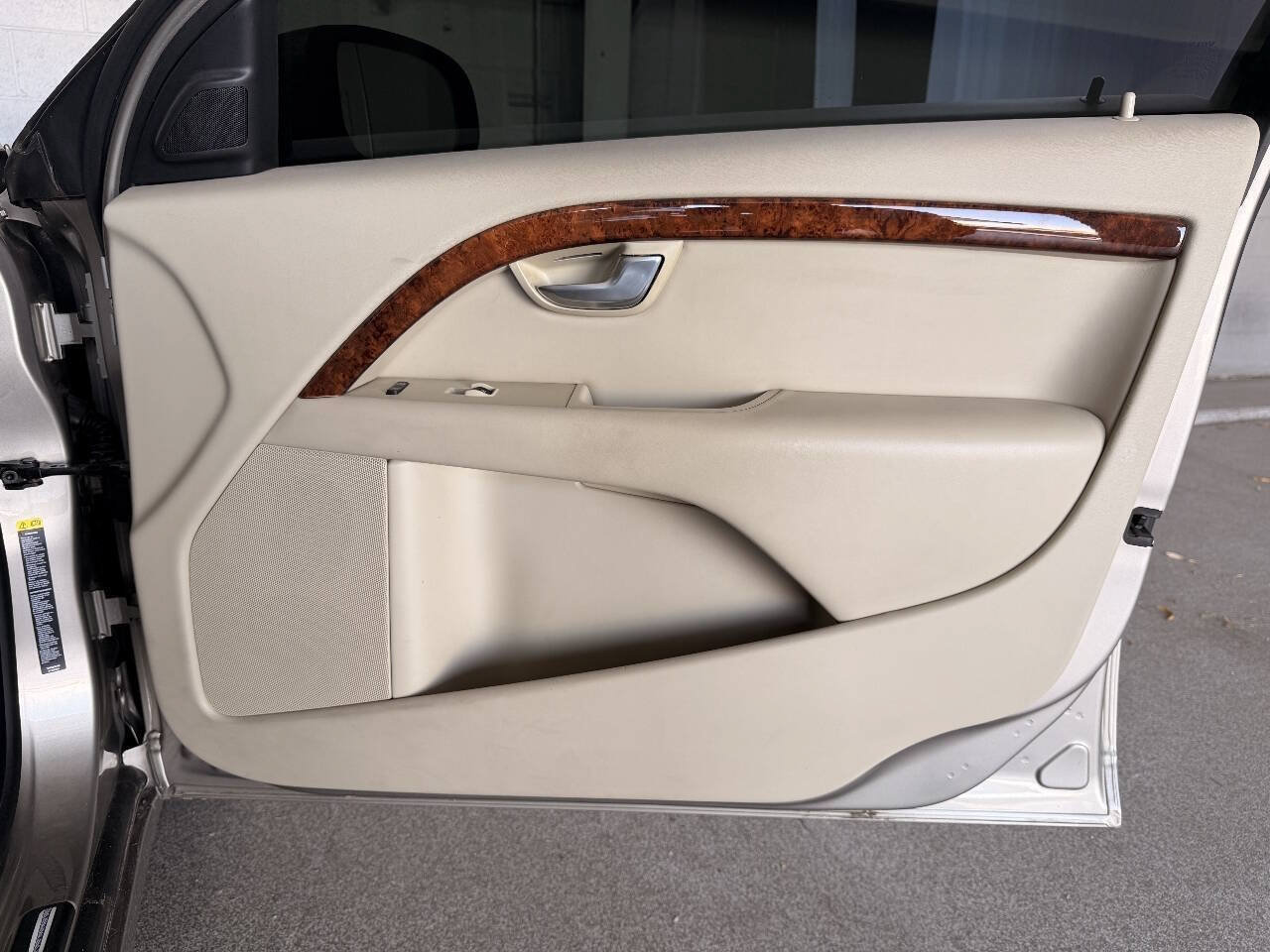 Used 2010 Volvo V70 FWD image 15