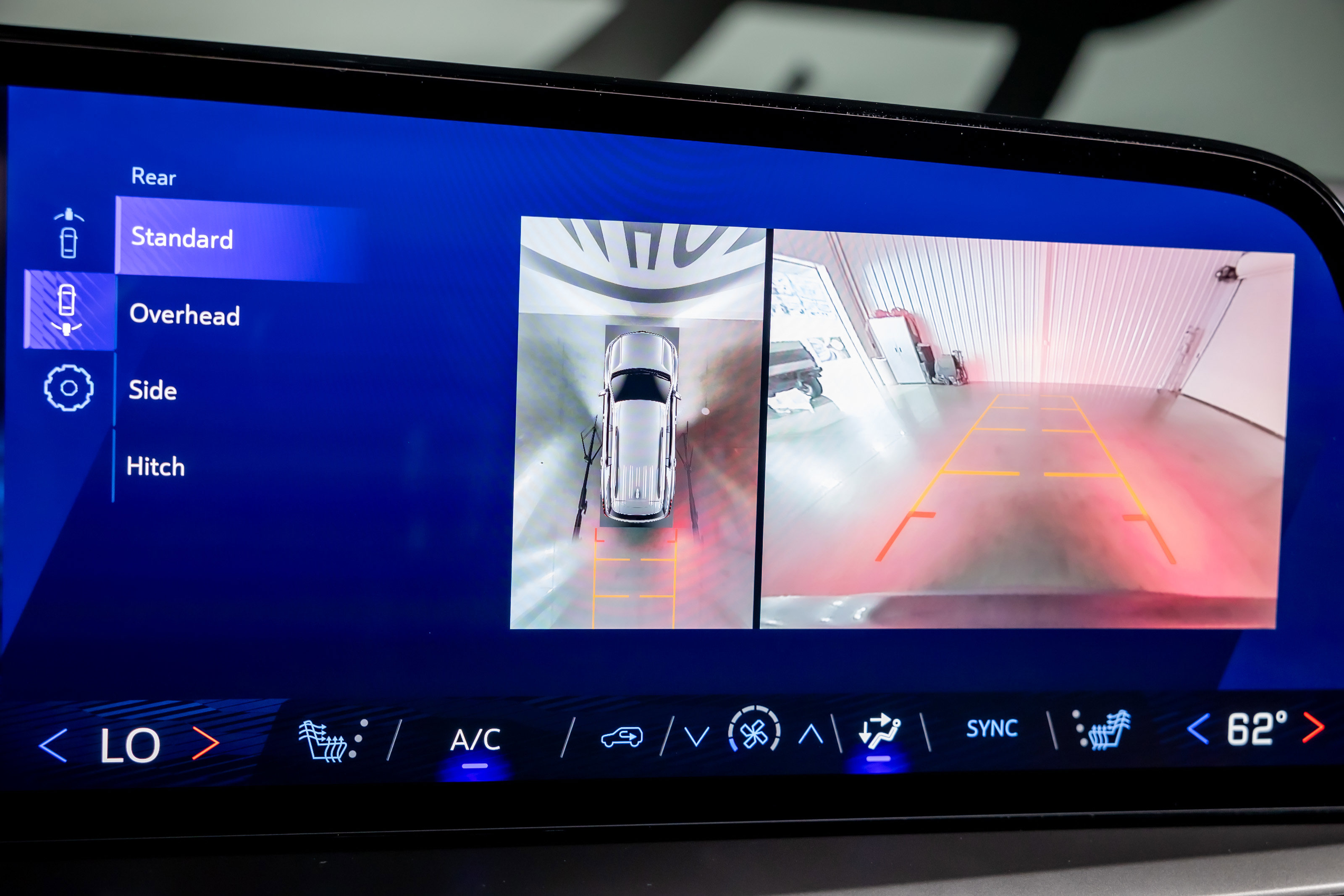 Used 2025 Chevrolet Traverse LT w/ Enhanced Driving Package image 9