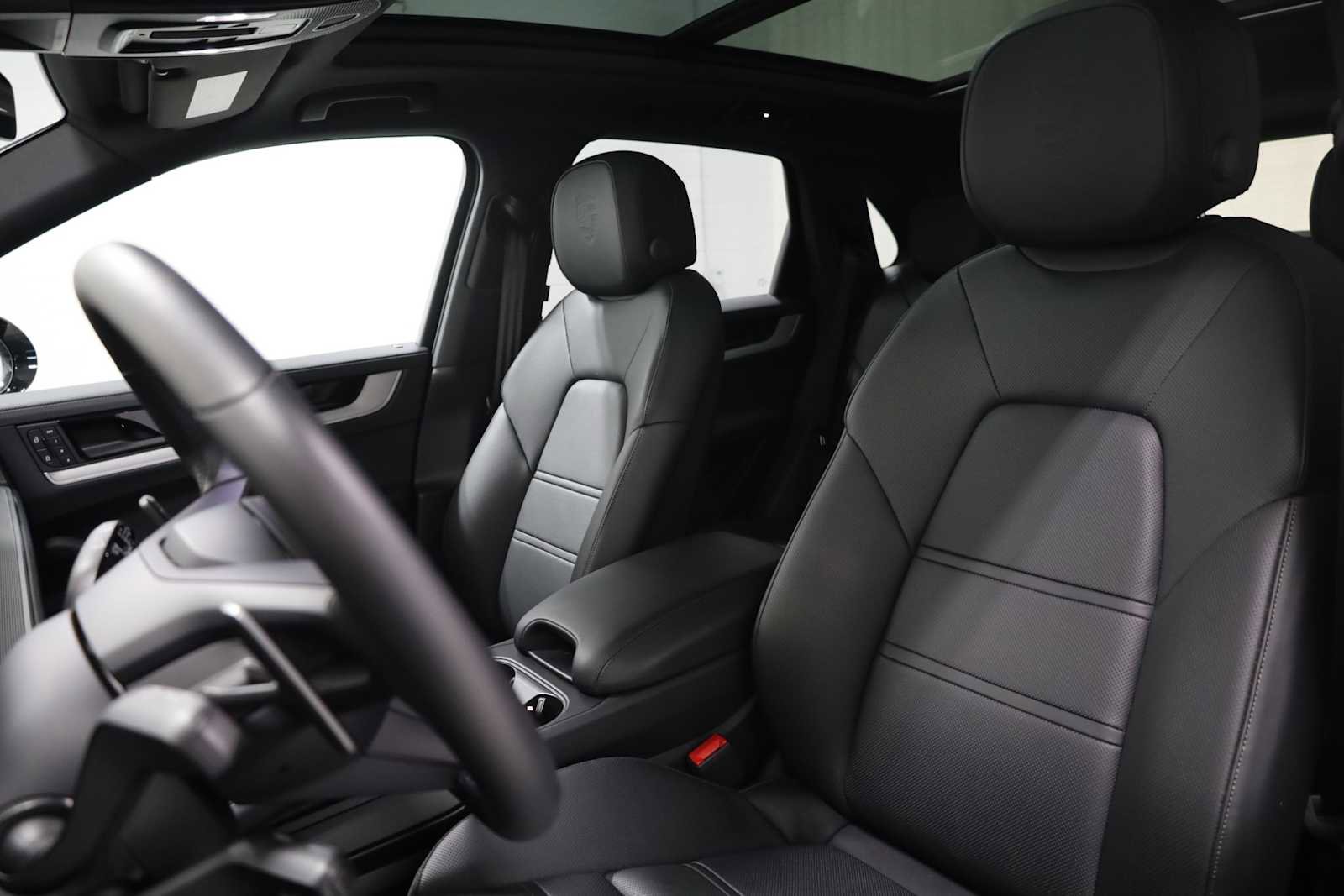 Certified 2025 Porsche Cayenne S image 5