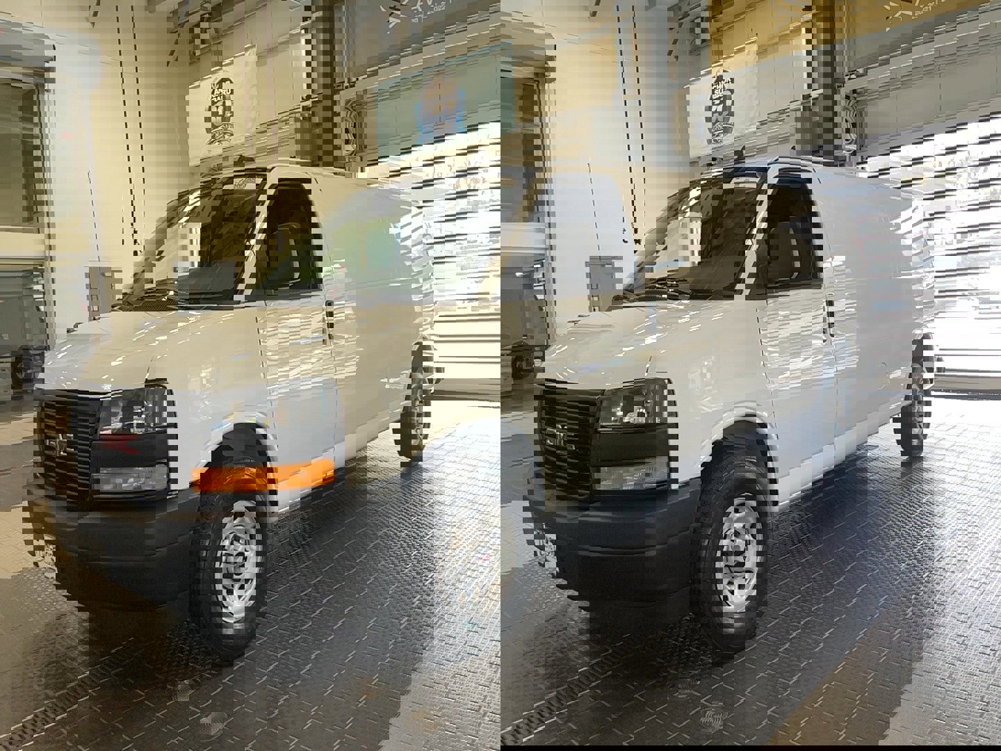 Used 2025 GMC Savana 3500 Extended RWD image 3