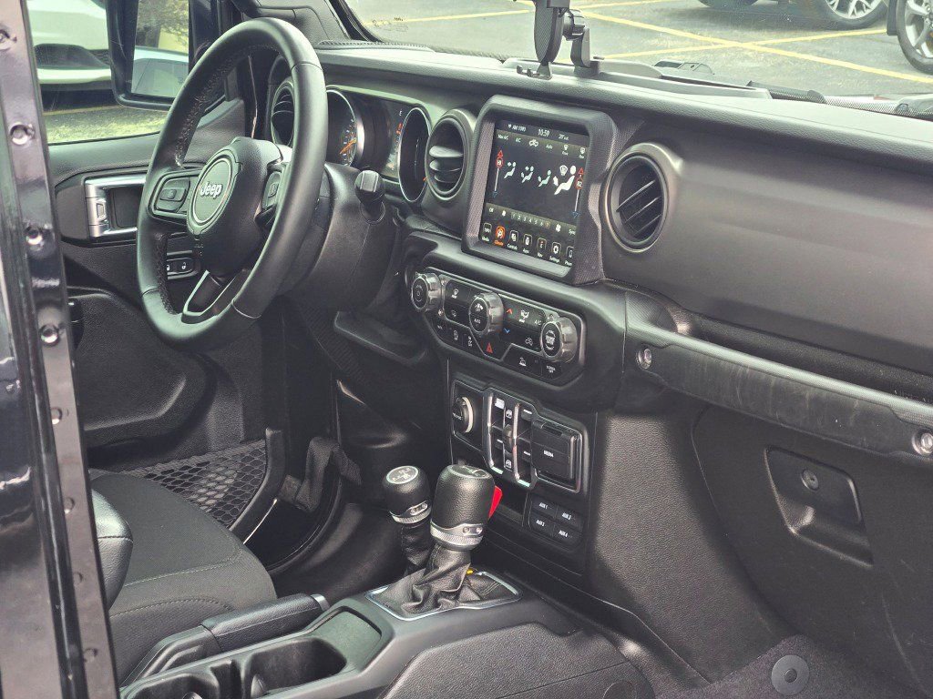 Used 2021 Jeep Gladiator Willys AWD/4WD image 6