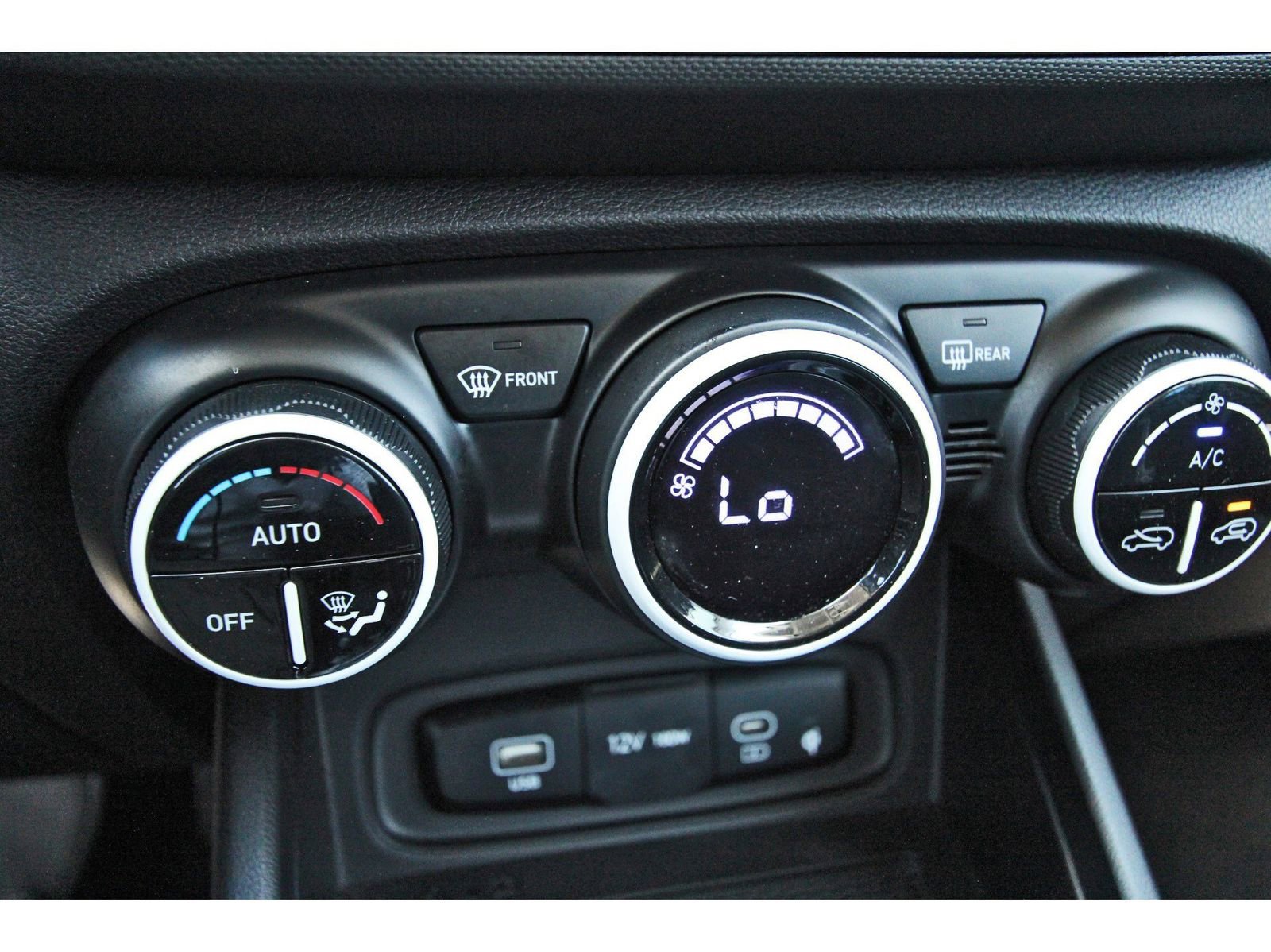 Used 2025 Hyundai Venue Limited image 28