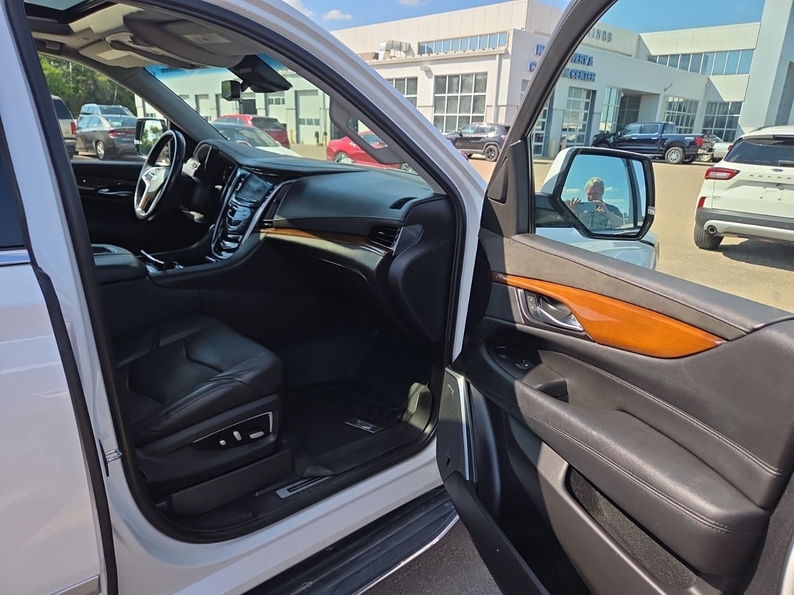 Used 2020 Cadillac Escalade ESV Premium Luxury AWD/4WD image 43