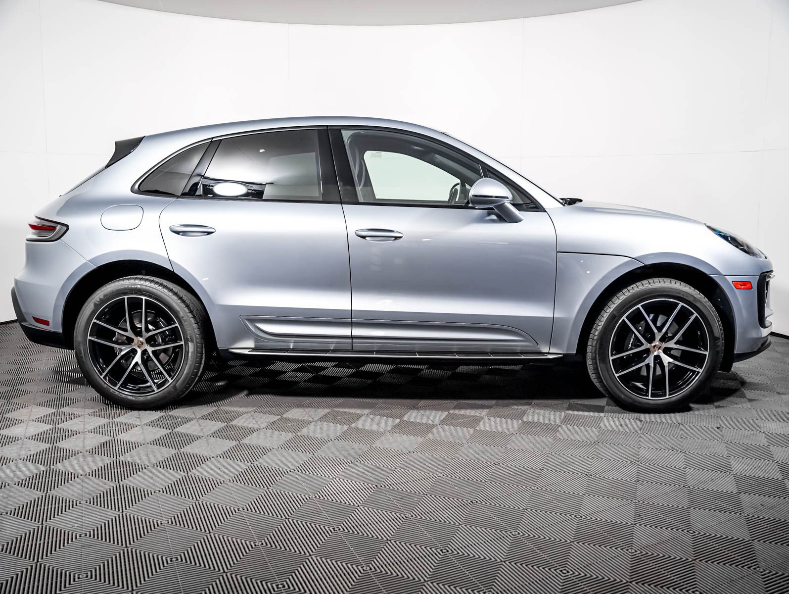 Certified 2023 Porsche Macan AWD/4WD image 9