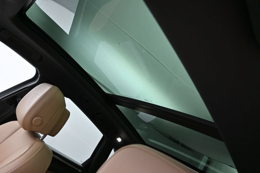 Certified 2022 Porsche Macan AWD/4WD image 11
