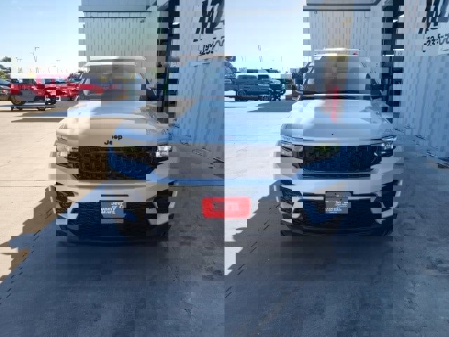 New 2025 Jeep Grand Cherokee Altitude image 8