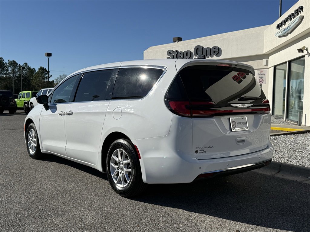 Used 2025 Chrysler Pacifica Select image 7