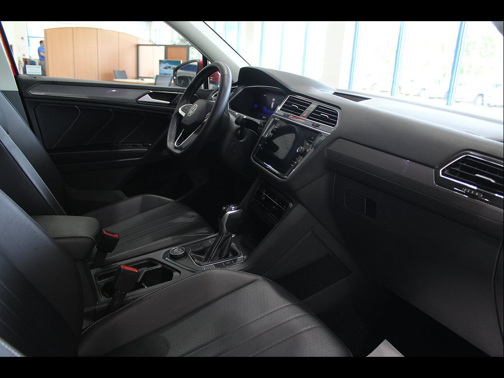 Used 2022 Volkswagen Tiguan SE AWD/4WD image 23