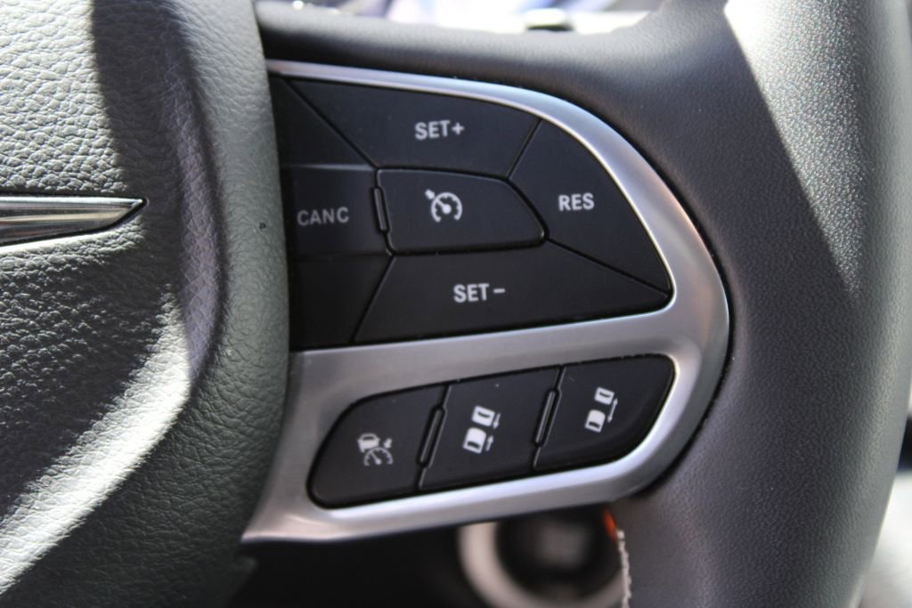 Used 2025 Chrysler Pacifica Select image 28