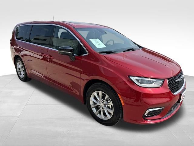 Used 2026 Chrysler Pacifica Limited FWD image 8