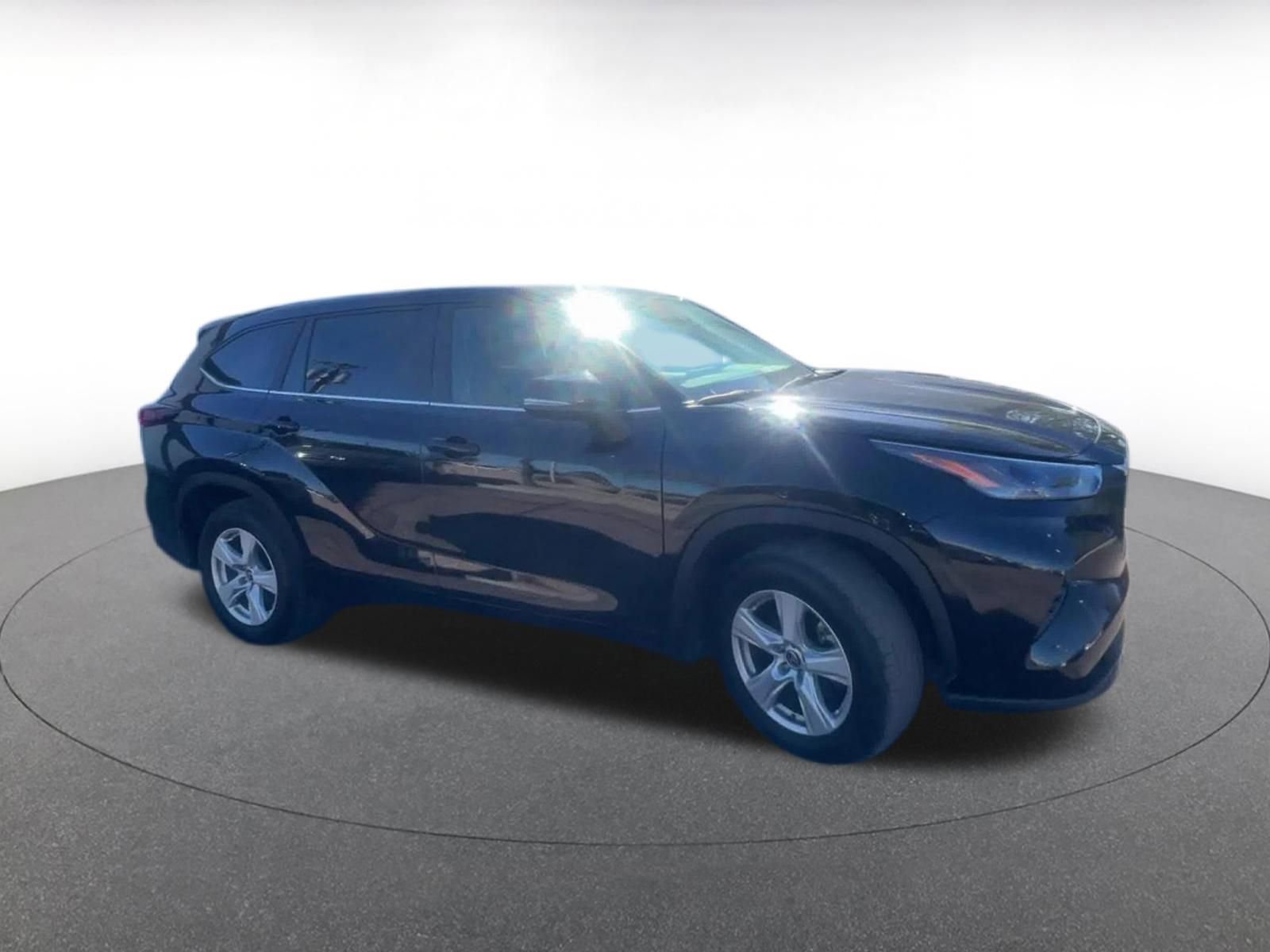 Used 2025 Toyota Highlander LE image 2