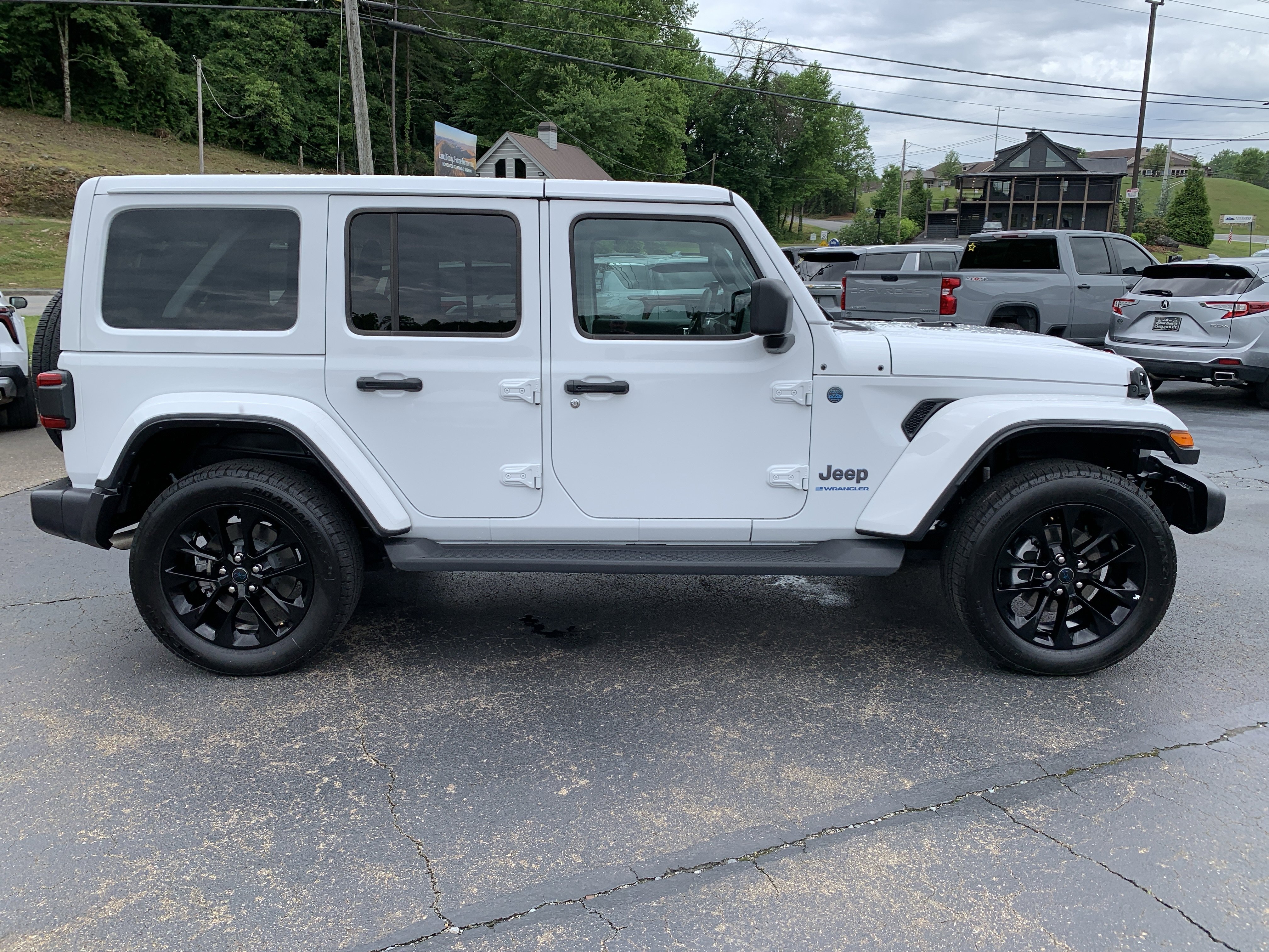 Used 2025 Jeep Wrangler Unlimited Sahara AWD/4WD image 2