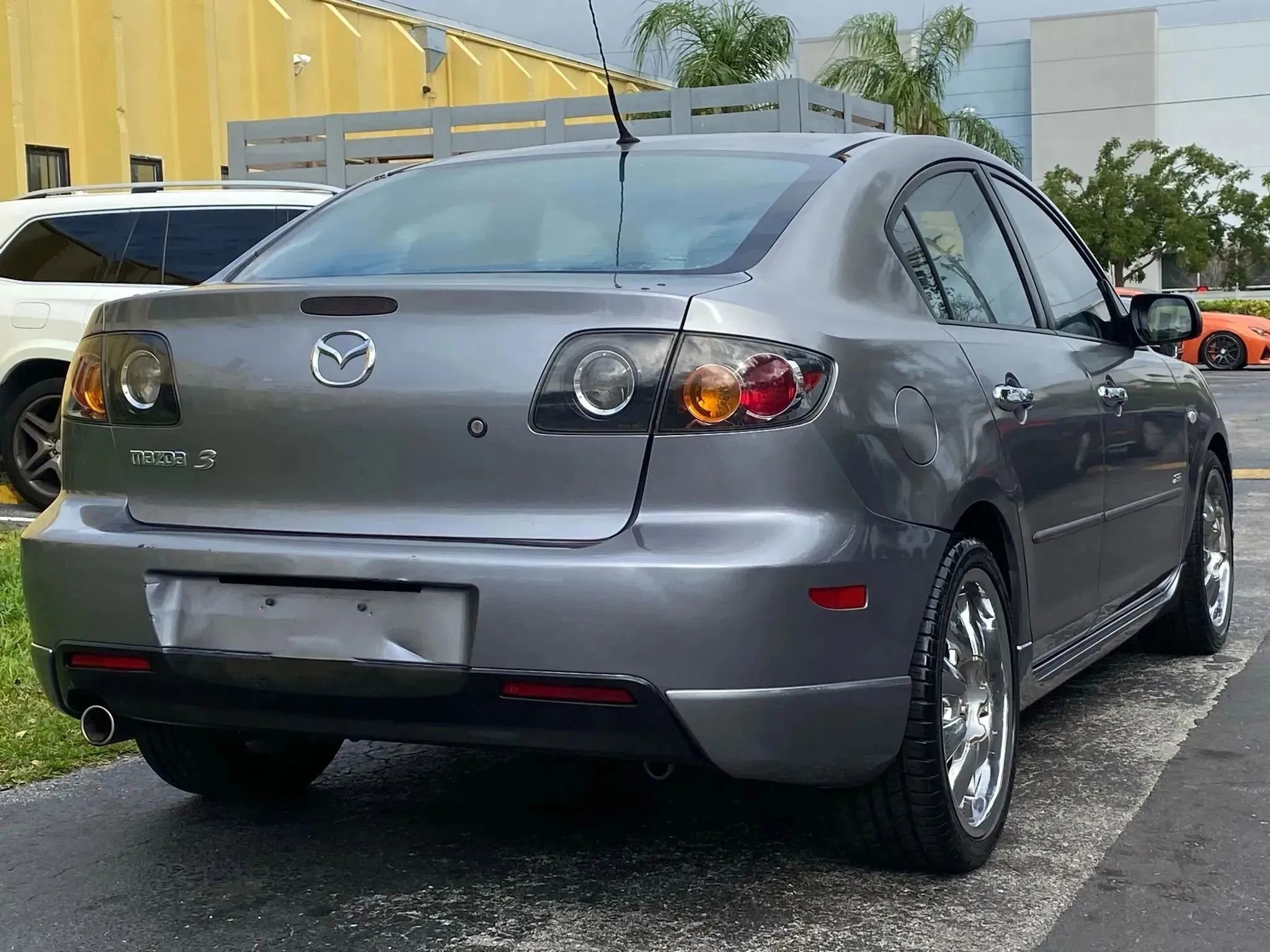 Used 2005 MAZDA MAZDA3 s w/ Moonroof & 6-CD Pkg FWD image 7