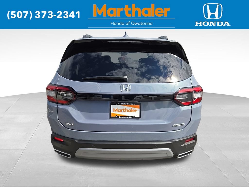 Used 2025 Honda Pilot Touring image 4