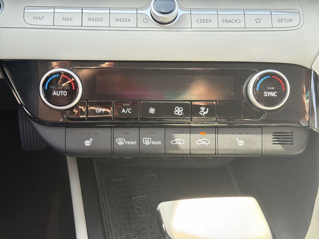 Used 2022 Hyundai Elantra Limited FWD image 18